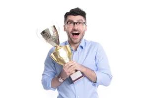 Ganador feliz con copa